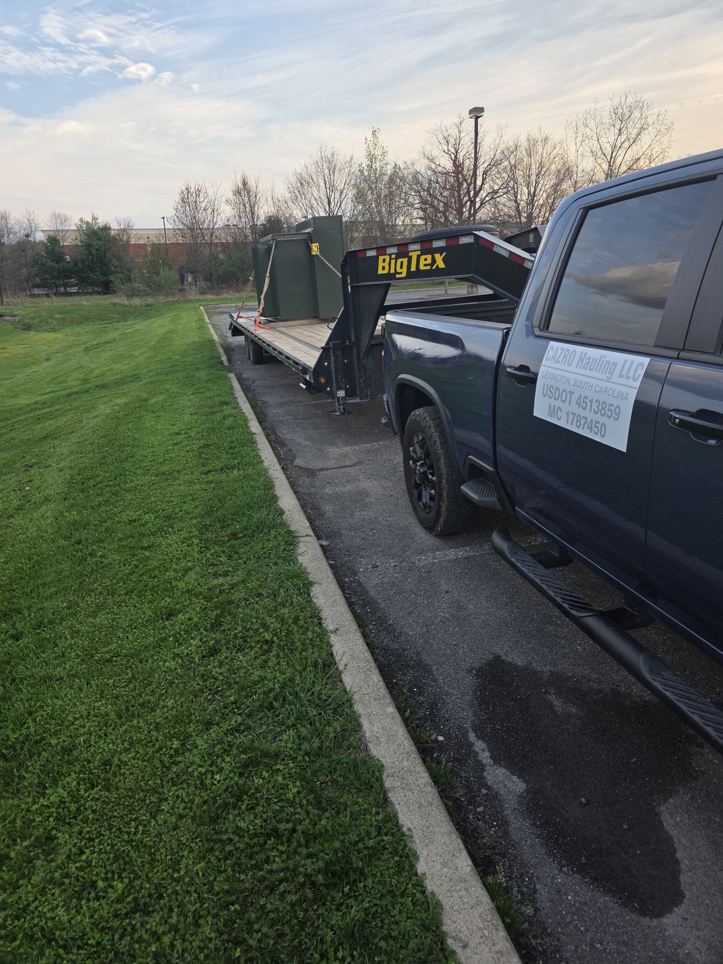 CAZRO Hauling truck with gooseneck trailer